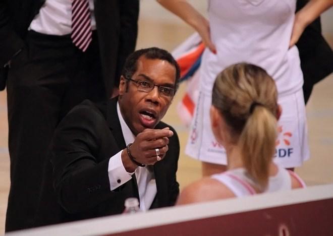 Pierre BRESSANT s'adresse à Audrey SAURET (photo Olivier BLATRIE, basketfly.fr)