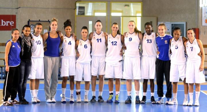 Amel, Cassandra, Sara, Elisa, Maïmouna, Manon, Anaïs, Léa (capitaine), Mélanie, Laurana, Nawel, Océane et Perrine (de gauche à droite): vous voilà fixées!