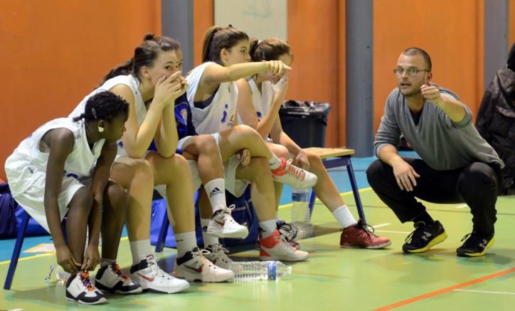 Coach Lucas essaye bien de rectifier le tir auprès de son banc. Mais en vain...