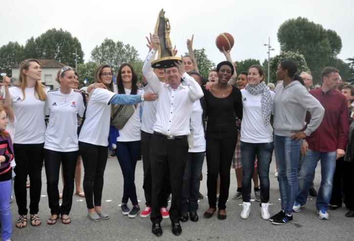 Présentation de la Coupe par Guy PRAT devant l'ensemble de l'équipe...ou presque