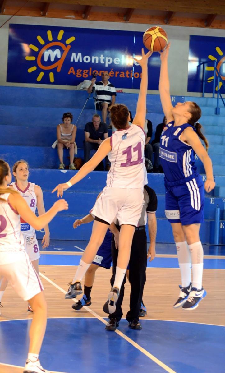 Balle au centre entre Aurélia MOULLEC et Anaïs FOISSE.