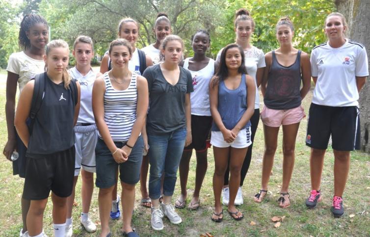 Les nouvelles têtes du Centre de Formation avec de gauche à droite: Marina EWODO, Lara FERRANET, Marine VERNILLET, Marissa ROBLEDO, Sara GOMEZ, Alicia FAYE, Hizia ANDRAL, Johanna LUKOKI, Lili GONZALEZ, Astrid BARGES, Elise CAMMAS et Julie MASSON (coach)