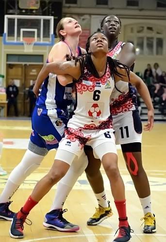 Natalie DAY (#6) maîtrise tout : son adversaire Aija BRUMERMANE et sa coéquipière Astou GAYE (#11)