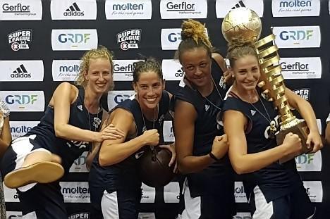 La team Luxure et sa Capitaine Auriane LUX avec le Trophée dans les bras