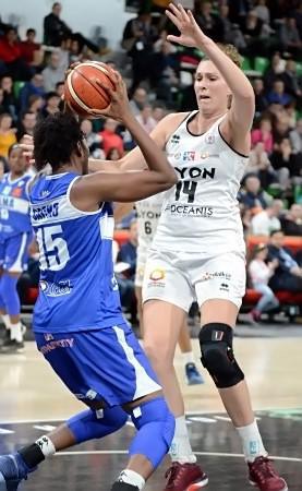 Elodie BERTAL (qui fêtait son retour sur les terrains) en défense sur Fati SACKO