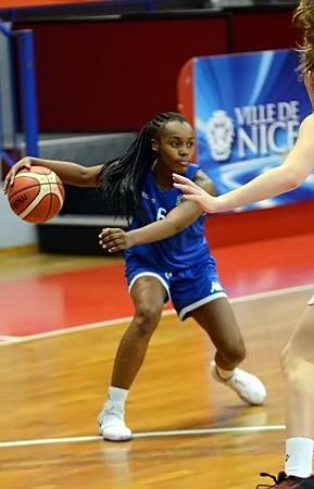 Dounya BOURHANI-GANGUIA ici face à Leslie BERTON : petite sur la photo mais grande dans l'impact