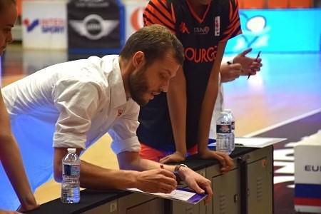 Virgile ABEL en pleine période de consignes (Crédit photo : Bourges basket)