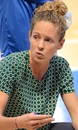Anaïs DEAS délivre ses consignes, ici lors d'un temps-mort à Lyon