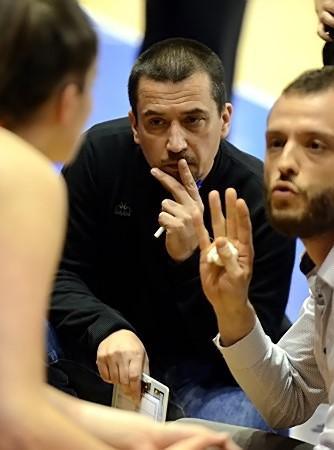 Benoît PEYROT dimanche dernier, attentif aux consignes de Virgile ABEL. A Roquebrune, ce sera lui aux commandes