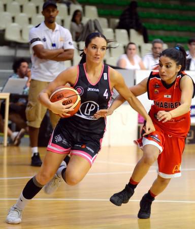 Souhaitons à Aline DUMONT d'échapper à ses adversaires la saison prochaine sous ses nouvelles couleurs de La Glacerie comme elle échappe ici à Sandra BEDDAWI (Chabibeh SC) le week-end dernier
