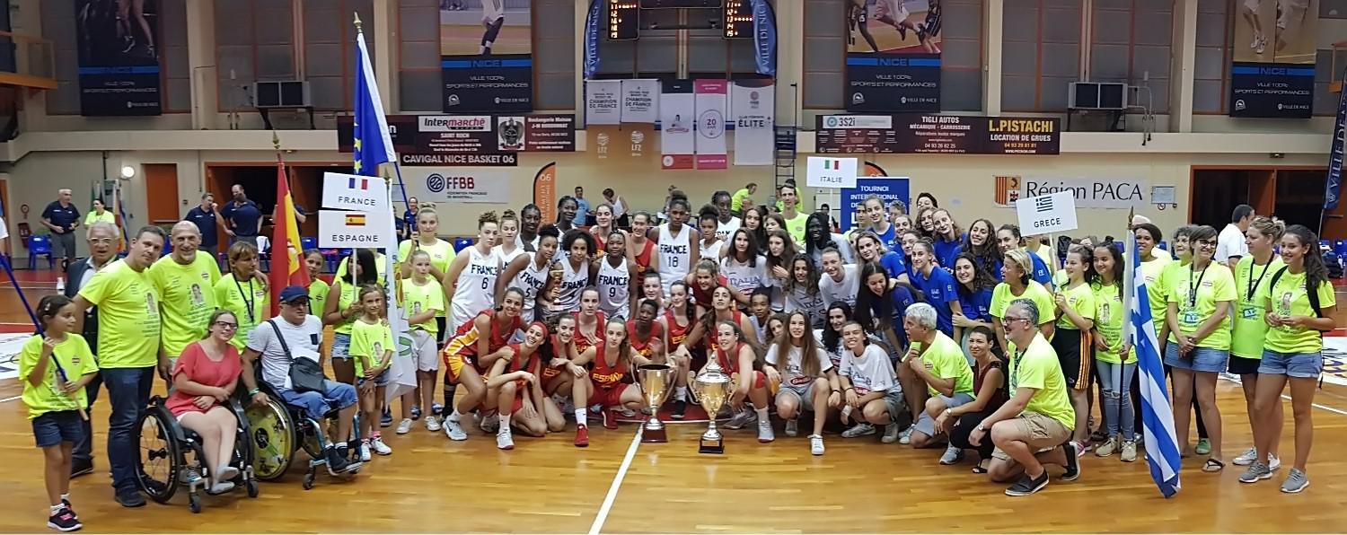 Participants et bénévoles rassemblés pour la photo finale