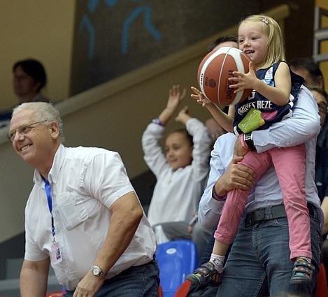 Eric KOECHLIN, tout sourire ici lors de l'Open LFB 2013. A droite sa petite fille (photo C. AUBERT)