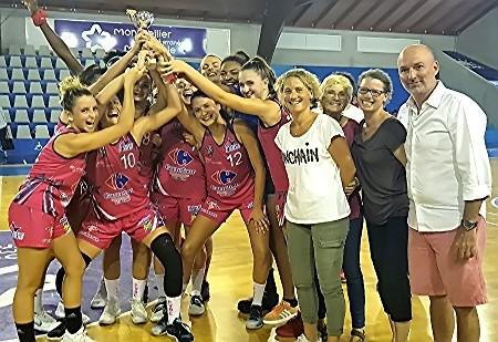Les voironnaises soulèvent la coupe du vainqueur derrière la famille KOECHLIN et le président du BLMA, Franck MANNA