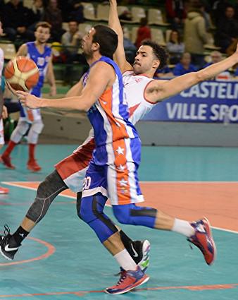 Clément LEOTARD échappe ici à la défense de Castelnau. Avec 20 points, il porte son équipe de la Mosson vers la victoire