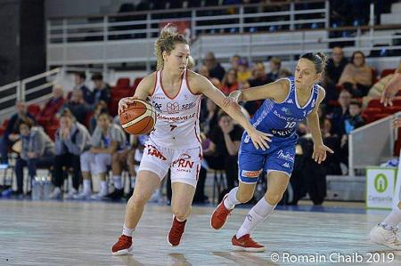 Adèle DETCHART à l'œuvre, ici face au Basket Landes de Camille AUBERT (photo de l'indispensable Romain CHAIB)