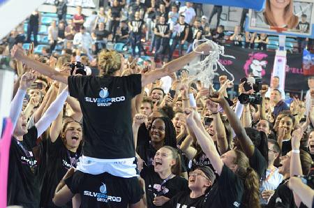 La Capitaine Paoline SALAGNAC offre le filet de la victoire à ses partenaires et supporters