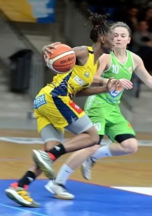 Lalya SIDIBE prends de vitesse ici Julie PLOUHINEC : 39 points tout de même pour les 2 joueuses sorties du banc