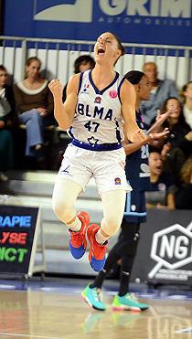 En plus d'être efficace, Romane BERNIES assure également le spectacle