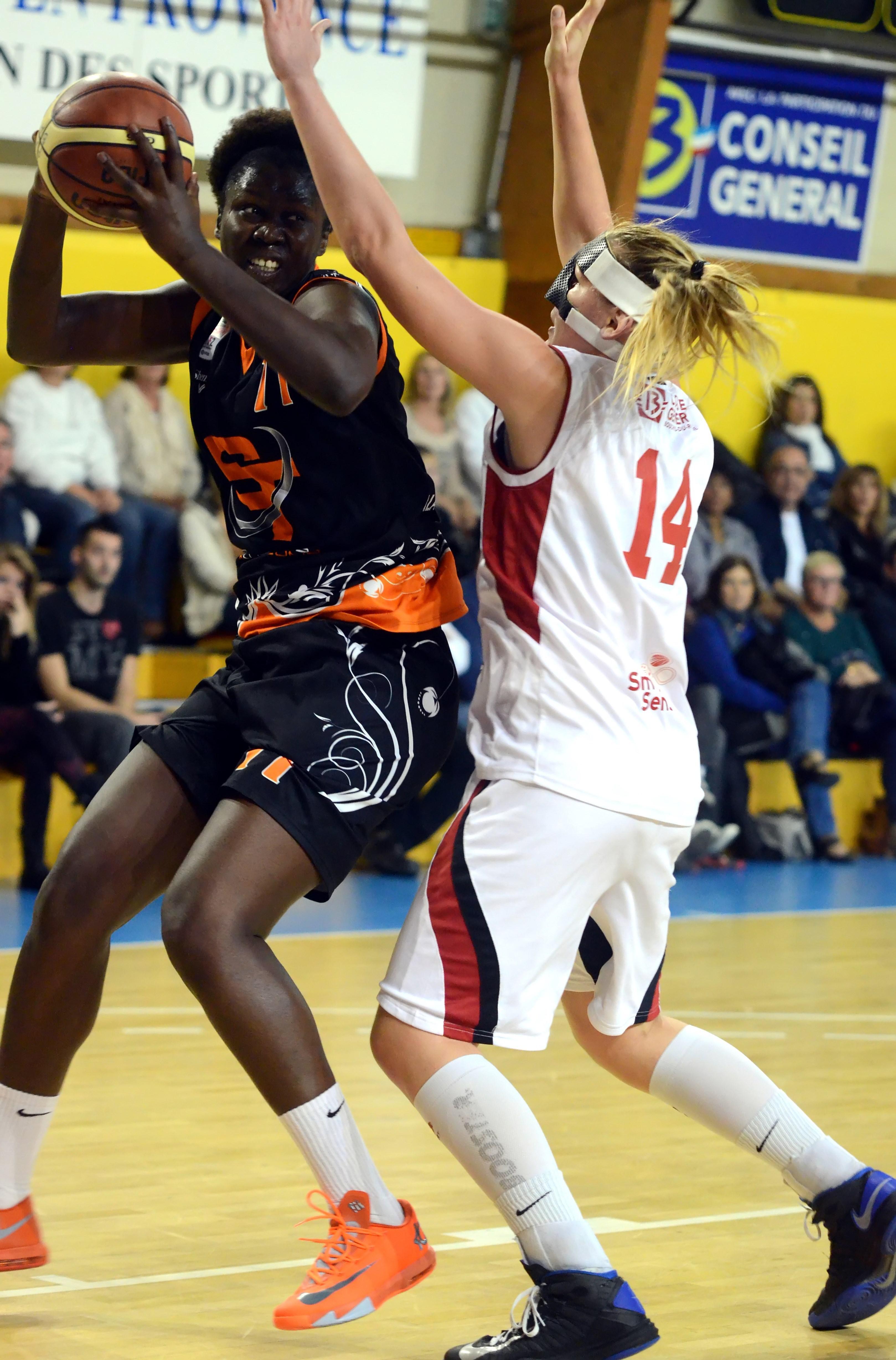 Justine BARTHELEMY aura été décisive en défense face à Aida FALL