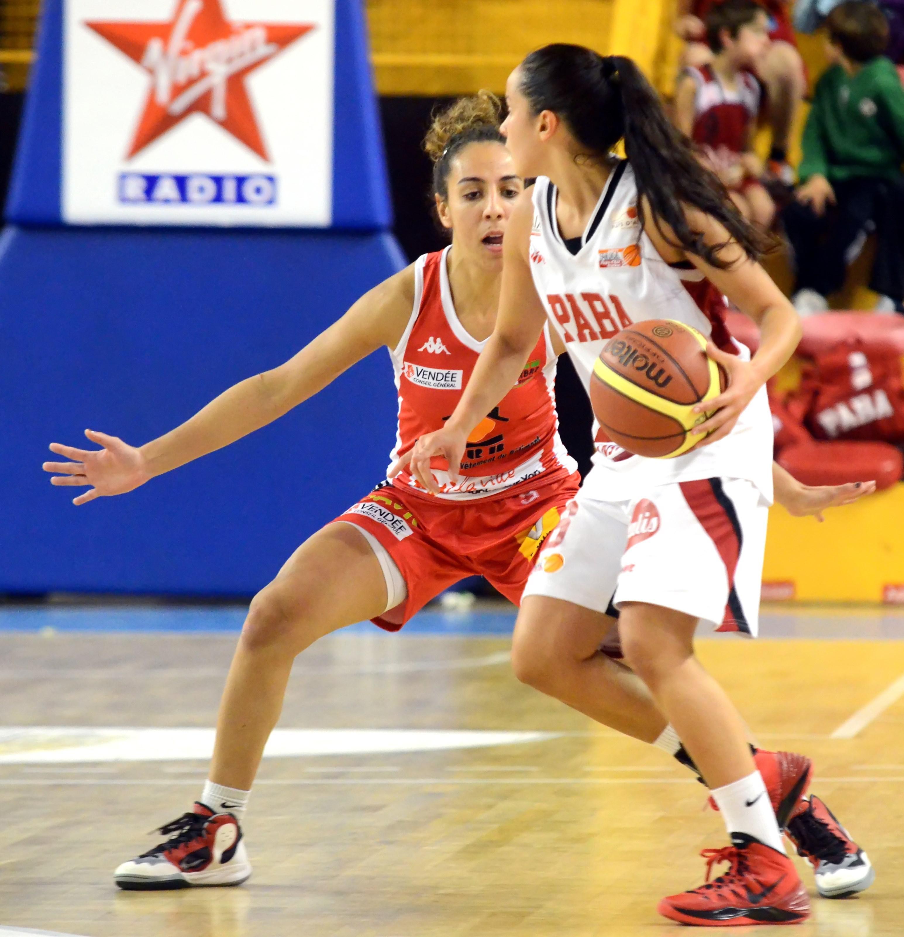 Linda BOUSBAA face à Sabrine BOUZENNA.