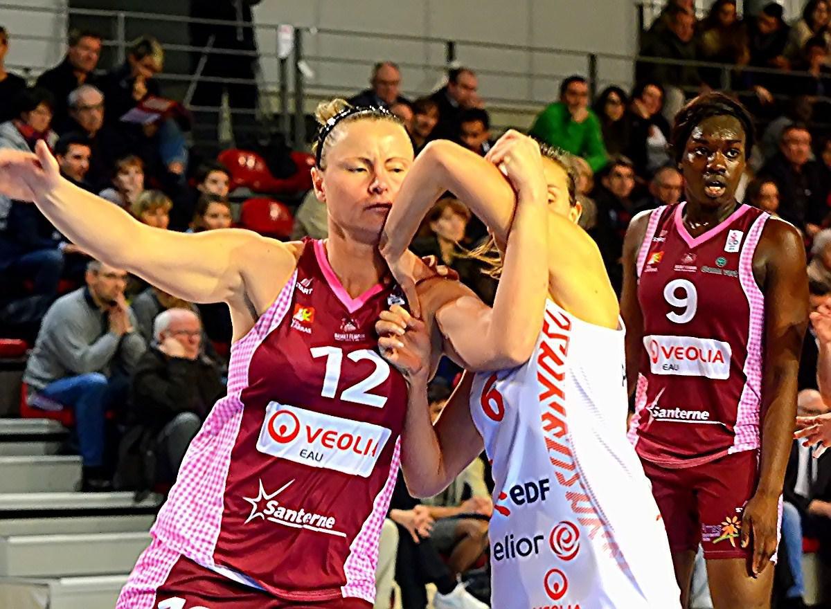 Malgré l'écart final, la partie fût parfois accrochée comme ici entre Pauline KRAWCZYK et Alexia PLAGNARD
