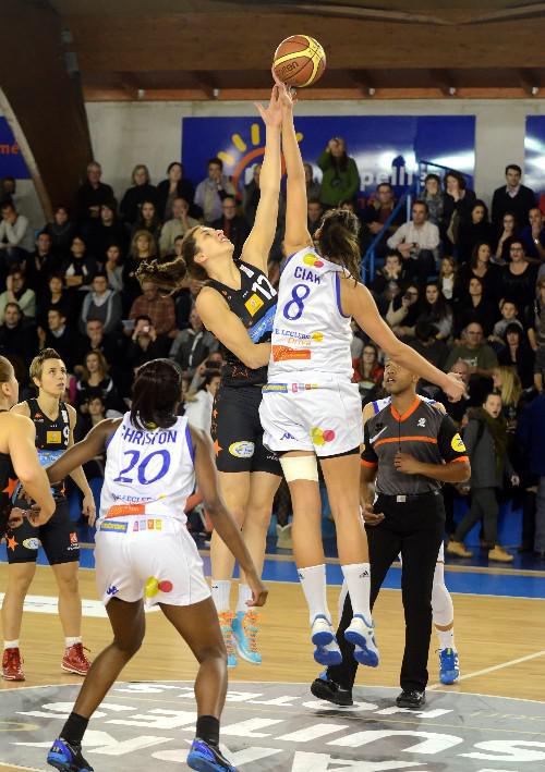 Shameka CHRISTON, de dos, n'est plus là. En revanche, Marianna TOLO et Héléna CIAK qui se diputent l'engagement oui!