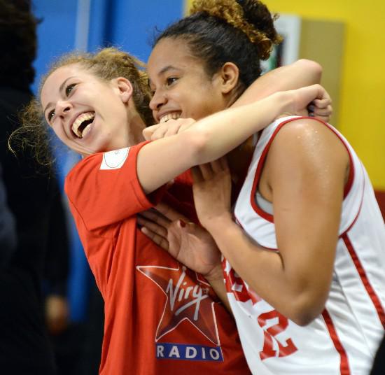 Camille COSTE (à gauche), toute heureuse avec sa copine Stepha MBAYE, héroïne de la prolongation