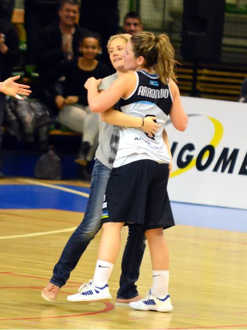Dès le buzzer de la victoire, c'est vers Isis ARRONDO que s'est précipitée Caroline AUBERT