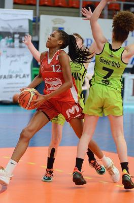 Lelia LESUEUR (14points au final) s'infiltre ici devant deux nordistes