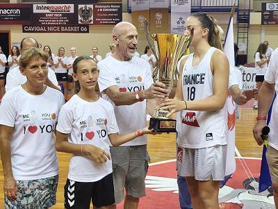 Elena ZEMOURA, Capitaine de cette Equipe de France U18, reçoit le Trophée du Tournoi des mains de Sylvie, Jean-François et Johanna ECARD