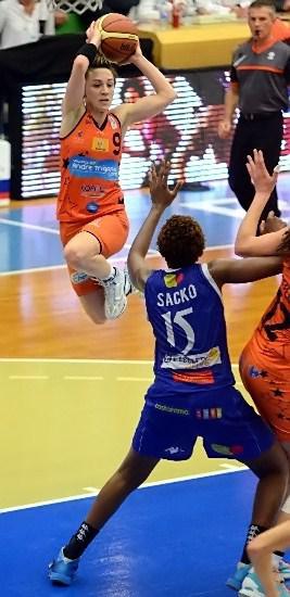 Non Céline DUMERC n'a pas survolé la rencontre. Mais son 3-point final fût sans aucun doute décisif