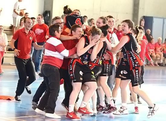 Le buzzer vient de retentir. Tandis que les joueuses n'en croient encore pas leurs yeux, les supporters ont déjà envahi - pacifiquement - le terrain pour les rejoindre