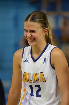A l'issue de la rencontre, Romane FAVREAU peux aborder un large sourire : ça passe pour les U18 du BLMA face à Basket Landes (54-53)