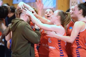 Les Filles de Beaumont n'ont pas oublié d'impliquer leur coach Anthony CATHALA dans leur victoire