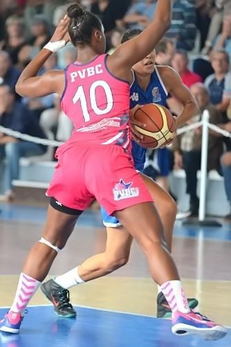 "On ne passe pas", indique Olivia CANOINE à Lauriane FRANCOIS