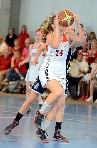 Emma FOREL monte ici au cercle avec la faute en bonus : avec 13 points dans le seul 3ème quart, la numéro 14 de Lyon aura grandement contribué à dynamiter Nantes