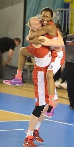 La joie de Géraldine ROBERT, ici dans les bras d'Ann WAUTERS