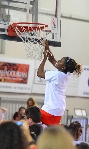 Jugée sur les épaules du Président FOREL, Leslie MAKOSSO peut satisfaire à la coutume : couper le filet. Championne de France pour la 2ème année !