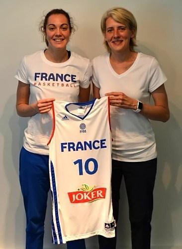 "Numéro 10 : Sarah MICHEL", ici avec Cathy MELAIN (photo: FFBB)
