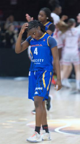 Talia KAVOKA tête basse pendant que derrière Mondeville jubile...