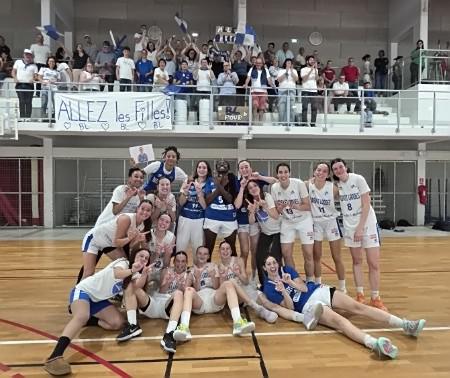 Les Filles de Basket Landes fêtent leur victoire devant la tribune de leurs parents