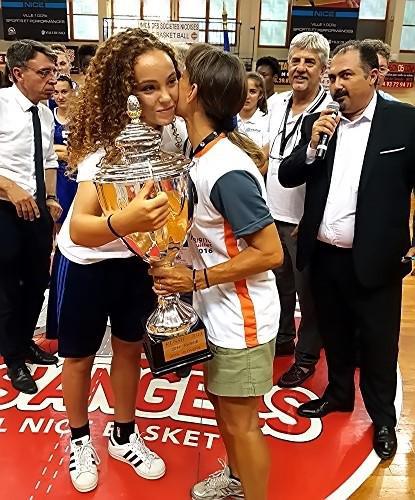Comme le veut la tradition, la capitaine de l'équipe victorieuse redonne le trophée à la maman de Laure pour l'édition suivante.