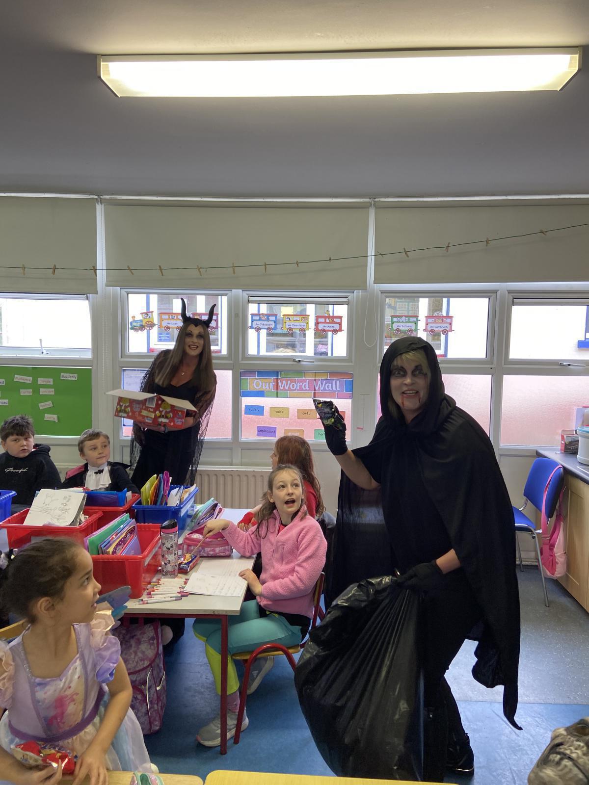 ‘Three witches from the Parents council visited the school this afternoon to wish all the children a happy Halloween and midterm. They also gave every child some spooky treats to enjoy