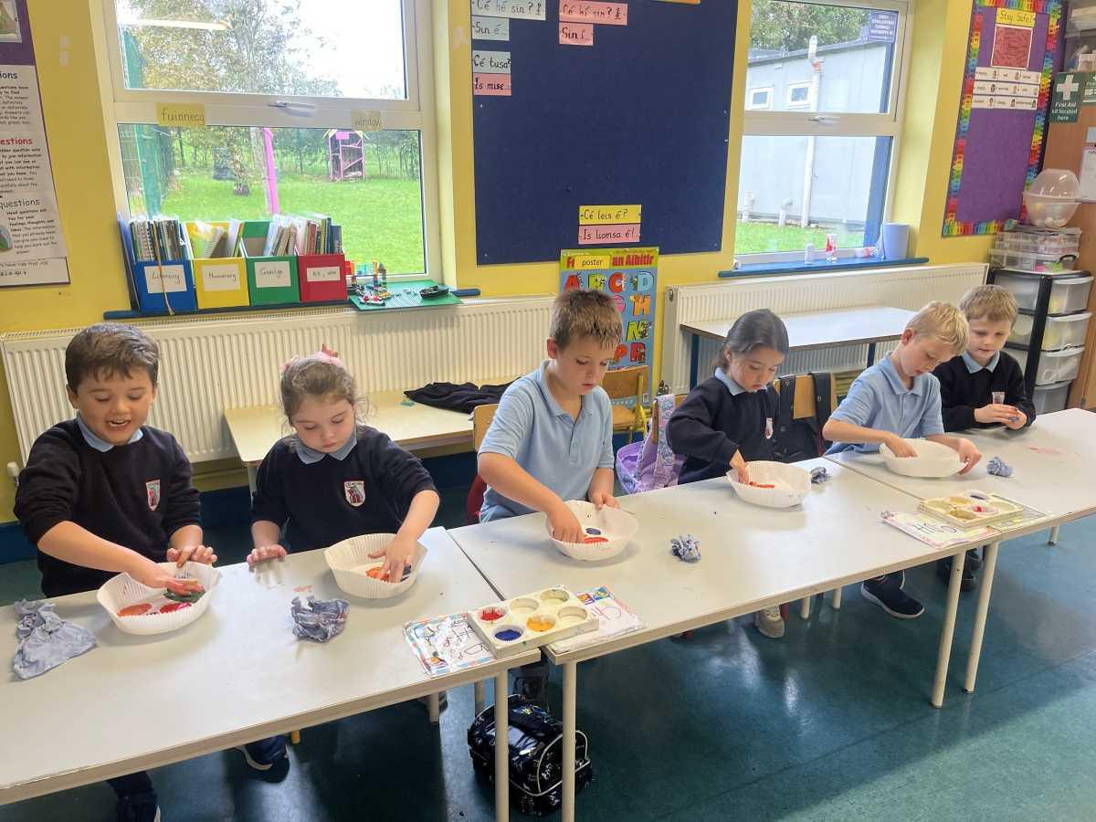 🎨 Colour Mixing & Autumn leaves 🍁 🎨 Colour Mixing & Autumn leaves 🍁