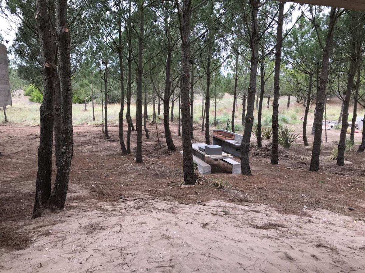 Parrilla con mesada, pileta y mesa exterior Parrilla con mesada, pileta y mesa exterior