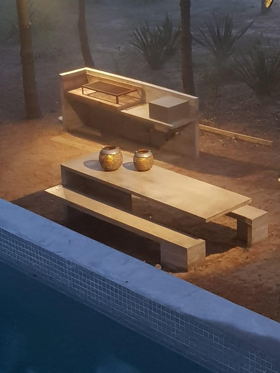 Parrilla con mesada, pileta y mesa exterior Parrilla con mesada, pileta y mesa exterior