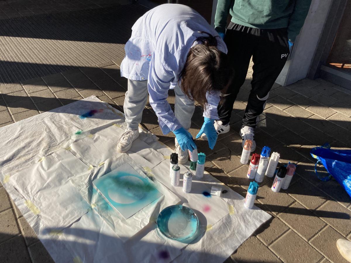 Planeten sprayen im Wahlfach "Bildnerisches Gestalten" der 3. Sek E Planeten sprayen im Wahlfach "Bildnerisches Gestalten" der 3. Sek E