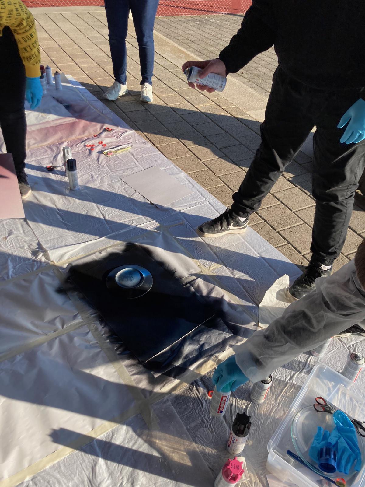 Planeten sprayen im Wahlfach "Bildnerisches Gestalten" der 3. Sek E Planeten sprayen im Wahlfach "Bildnerisches Gestalten" der 3. Sek E