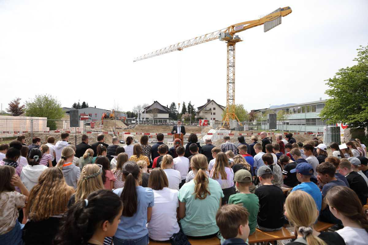 Der Grundstein für das neue Schulhaus wurde gelegt...