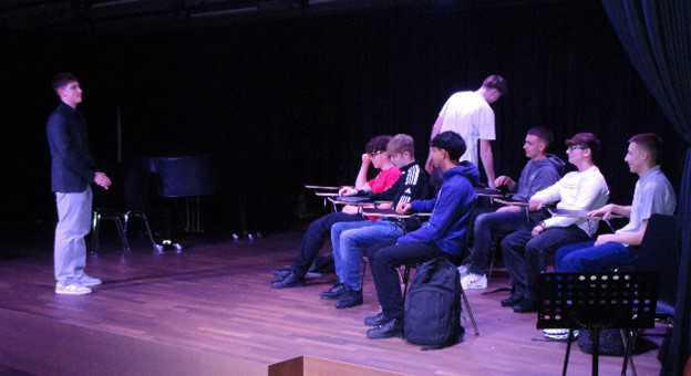 Theateraufführung der Klasse SB3d Theateraufführung der Klasse SB3d